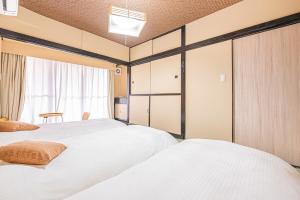 Postel nebo postele na pokoji v ubytování jinbocho str walk 6 min ,4 floors building 4dk for 13 person, 新宿駅12分 秋葉原5分 東京駅7分 銀座駅7分 渋谷20分