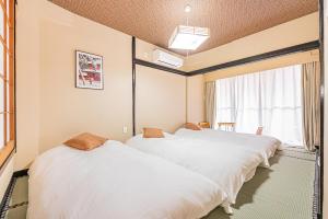 Postel nebo postele na pokoji v ubytování jinbocho str walk 6 min ,4 floors building 4dk for 13 person, 新宿駅12分 秋葉原5分 東京駅7分 銀座駅7分 渋谷20分