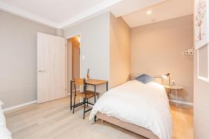 Postel nebo postele na pokoji v ubytování jinbocho str walk 6 min ,4 floors building 4dk for 13 person, 新宿駅12分 秋葉原5分 東京駅7分 銀座駅7分 渋谷20分