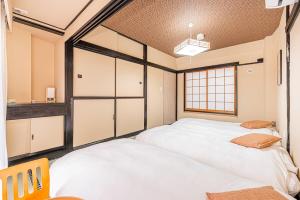 Postel nebo postele na pokoji v ubytování jinbocho str walk 6 min ,4 floors building 4dk for 13 person, 新宿駅12分 秋葉原5分 東京駅7分 銀座駅7分 渋谷20分