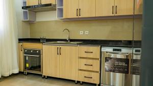 Kuchyň nebo kuchyňský kout v ubytování COMFORT INN-Executive Apartments + 2 fotografie