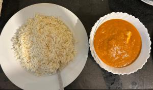 アグラにあるMaison Homestayのご飯皿とソース鉢