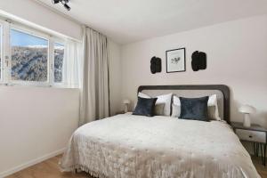 Ein Bett oder Betten in einem Zimmer der Unterkunft Luxe Davos Residence with Views Private Balcony