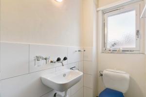 Ein Badezimmer in der Unterkunft Luxe Davos Residence with Views Private Balcony
