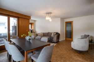 Ein Sitzbereich in der Unterkunft Luxe Davos Residence with Views Private Balcony