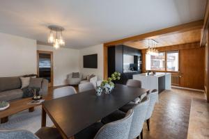 Ein Sitzbereich in der Unterkunft Luxe Davos Residence with Views Private Balcony