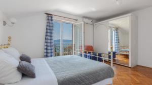 ブリストにあるApartment Razmenkaの海の見えるベッドのある寝室