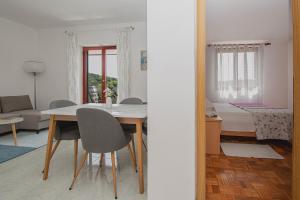 Ein Sitzbereich in der Unterkunft Apartment Iva