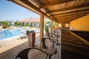 AlcariaにあるLuxury Farmhouse Albufeiraの木製デッキ(椅子付)、スイミングプール