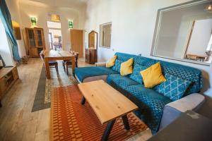 AlcariaにあるLuxury Farmhouse Albufeiraの青いソファとテーブルのあるリビングルーム +84枚の写真