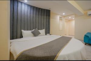 Postel nebo postele na pokoji v ubytování Hotel Crystal Place