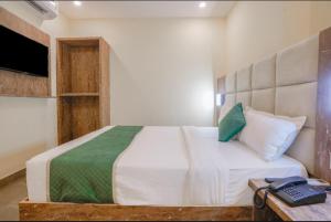 Postel nebo postele na pokoji v ubytování Hotel Crystal Place