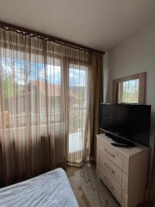 TV a/nebo společenská místnost v ubytování Bayrakova Guest House