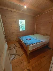Piccola camera con letto in una baita di tronchi. di comjun a Ada Altre 9 foto