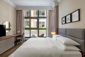 Letto o letti in una camera di Marriott Executive Apartments Doha, Le Mirage City Walk