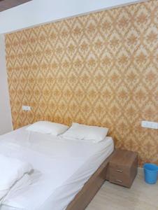 Postel nebo postele na pokoji v ubytování Hotel O Shubkamna