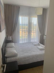 Un dormitorio con una cama y una ventana grande. en 2+1 in Cyprus Thalassa Beach Resort, en Vokolidha 12 fotos más