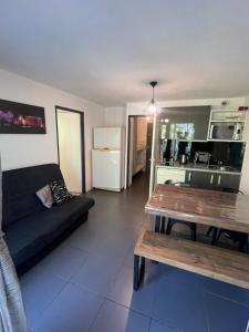 Kuchyňa alebo kuchynka v ubytovaní ANTINEA Joli T2 cabine piscine proche plage Richelieu cap d'Agde