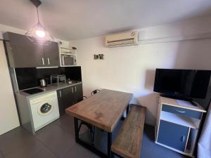 Kuchyňa alebo kuchynka v ubytovaní ANTINEA Joli T2 cabine piscine proche plage Richelieu cap d'Agde