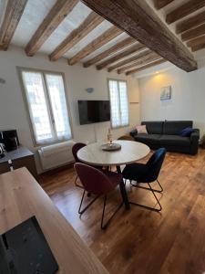 Μια τηλεόραση ή/και κέντρο ψυχαγωγίας στο Logement studio avec vue sur le centre Historique