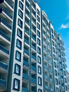 亚历山大Private Room in shared apartment with Sea View Balcony的一座高大的建筑,有许多窗户 更多26张照片