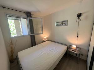 Posteľ alebo postele v izbe v ubytovaní ANTINEA Joli T2 cabine piscine proche plage Richelieu cap d'Agde