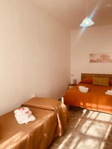 a room with two beds in a room at Appartamenti Il Sole Parghelia in Parghelia