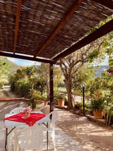 a table and chairs under a pergola on a patio at Appartamenti Il Sole Parghelia in Parghelia
