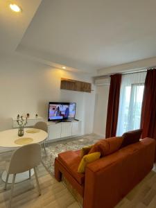 a living room with a couch and a table at Studio Ama in Văleni