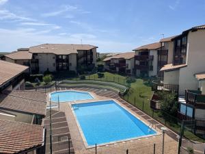 an overhead view of an apartment complex with a swimming pool at T2 avec Mezzanine, Piscine, Parking, Animaux admis - FR-1-379-131 in Vieux-Boucau-les-Bains