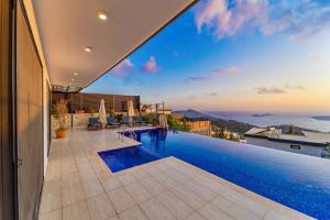 una piscina infinita en el tejado de una casa en 4 Bedroom Sea View Villa in Kalkan, en Kas
