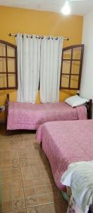 Ένα ή περισσότερα κρεβάτια σε δωμάτιο στο casas temporada em Tiradentes do mazinho