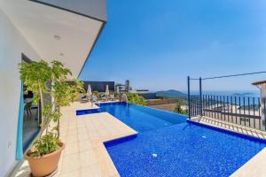 una piscina en el tejado de una casa en 4 Bedroom Sea View Villa in Kalkan, en Kas