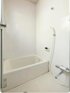 a white bathroom with a tub and a sink at 小竹の宿日式独栋三间卧室池袋地铁五站 in Tokyo +28 photos