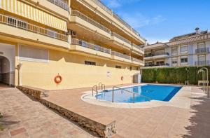 ein Schwimmbad vor einem Gebäude in der Unterkunft Cala de Mijas Beach & Golf Studio in La Cala de Mijas