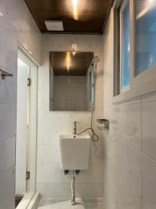Ванна кімната в 누크인 nook Inn