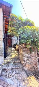 Carate UrioにあるCasa con vista Lago - Il Capriccio della Marchesaの門花入口