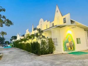a building with a painting on the side of it at TheHill Resort เลาขวัญ in Ban Nong Masang