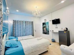 a bedroom with a bed and a tv in it at TheHill Resort เลาขวัญ in Ban Nong Masang