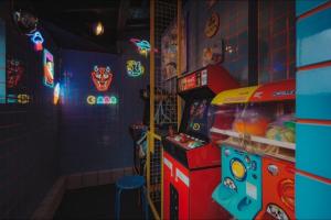 Fotografie z fotogalerie ubytování Unique City Pop Retreat 5 star Location, Game Room v destinaci Fudžijošida
