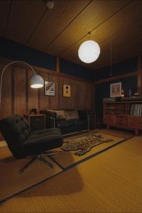 Posezení v ubytování Unique City Pop Retreat 5 star Location, Game Room