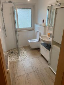 Ένα μπάνιο στο Obermain Apartment