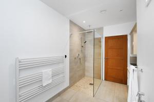 Vannituba majutusasutuses Eco 2-Bed Bungalow with Biodiverse Garden & Solar