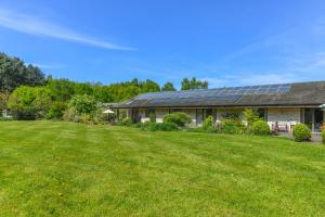 Aed väljaspool majutusasutust Eco 2-Bed Bungalow with Biodiverse Garden & Solar