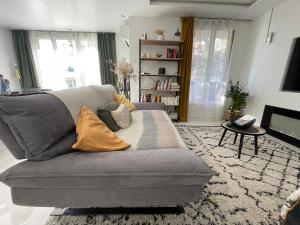 Χώρος καθιστικού στο bel appartement T3 Aix Nord +12 φωτογραφίες