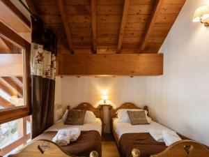 two beds in a room with wooden ceilings at Duplex 5 pièces, 10 pers, animaux acceptés, vallée de Valloire - FR-1-263-210 in Valloire