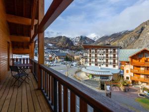 a balcony with a view of a town and mountains at Duplex 5 pièces, 10 pers, animaux acceptés, vallée de Valloire - FR-1-263-210 in Valloire