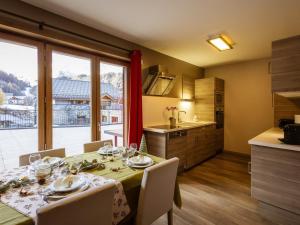 Η κουζίνα ή μικρή κουζίνα στο Appartement 4 pièces 8 pers, Sud, près du téléphérique, avec terrasse et équipements modernes - FR-1-263-217 +8 φωτογραφίες