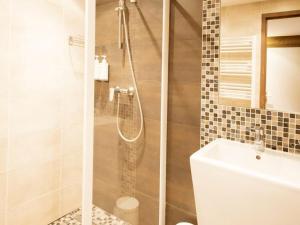 Ένα μπάνιο στο Appartement 4 pièces 8 pers, Sud, près du téléphérique, avec terrasse et équipements modernes - FR-1-263-217