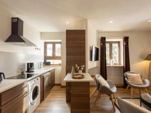 y cocina con lavadora y secadora. en Appartement 4 pièces pour 6 personnes, 4*, exposition Sud-Ouest, Valloire, proche télécabine et commerces - FR-1-263-362, en Valloire 11 fotos más